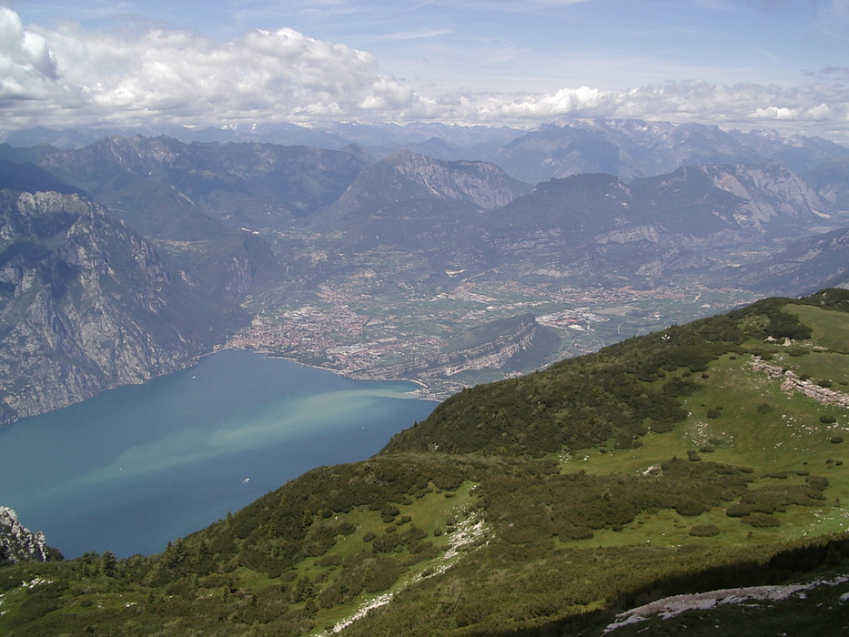 Riva, die Sacra stöszlig;t weit in den See.